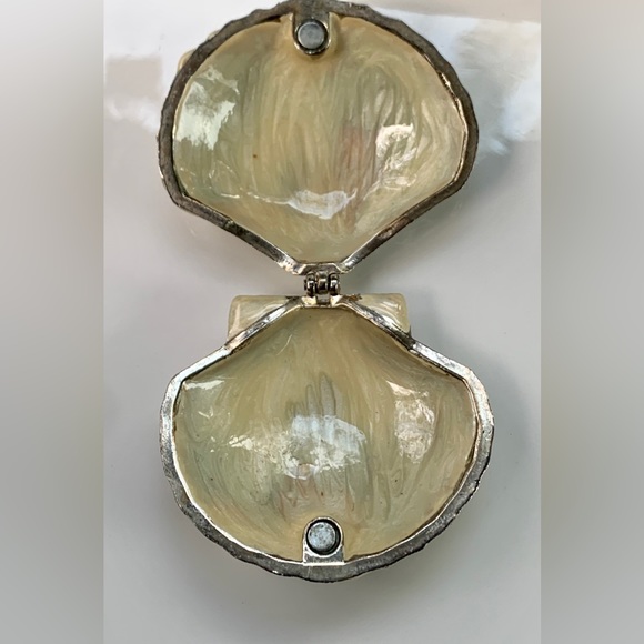 Vintage Footed Pearl Enameled Metal Magnetic Clasp Clamshell Ring Coin Box - Picture 5 of 16